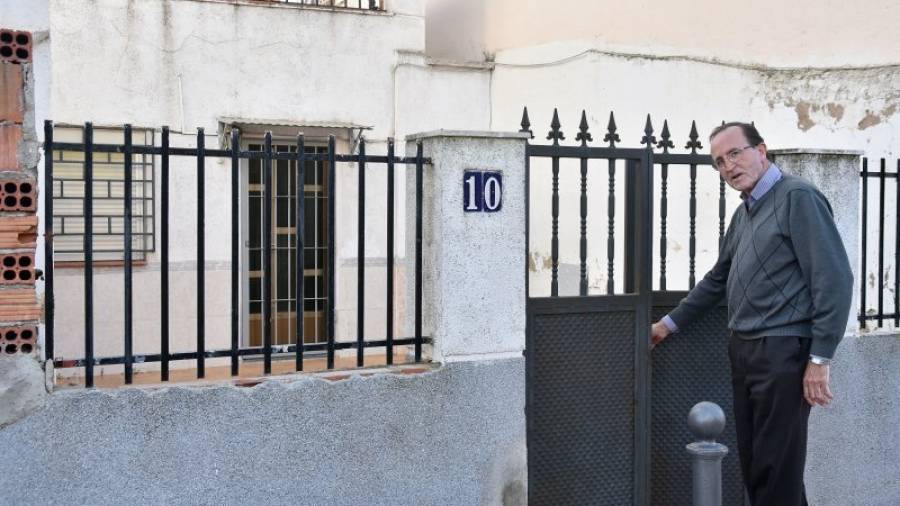 Pep Moreno, entrando en la vivienda que quieren rehabilitar en el barrio Sant Josep Obrer. FOTO: ALFREDO GONZÁLEZ