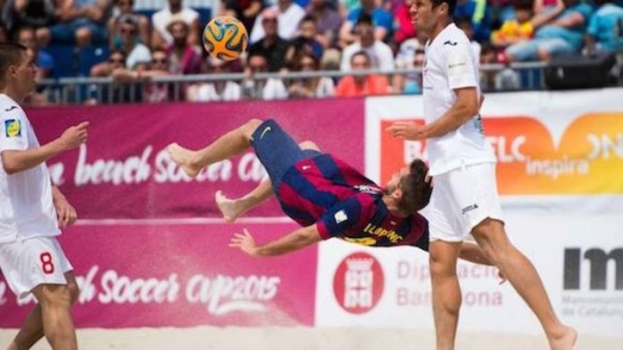 Llorenç Gómez remata acrobáticamente una pelota en un partido con el FC Barcelona. Foto: Beachsoccer.com