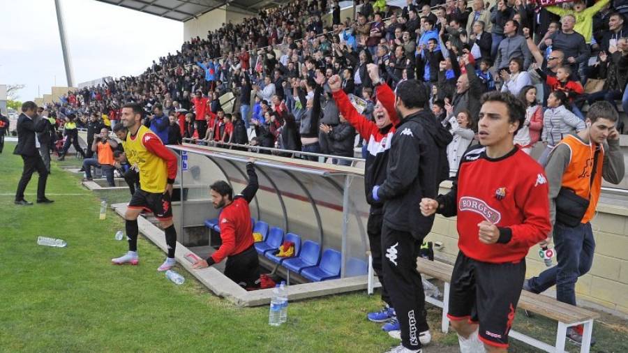 Los jugadores del CF Reus y sus aficionados celebran la victoria ante el Xàtiva. Foto: Alfredo González