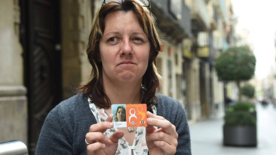 Astrid Puig muestra la tarjeta del autobús urbano de Reus que se le ha caducado y necesita. FOTO: ALFREDO GONZÁLEZ