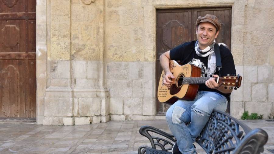 Jaume Blanc, con su inseparable guitarra acústica en la plaza del Castell de Reus. Foto: alfredo gonzález