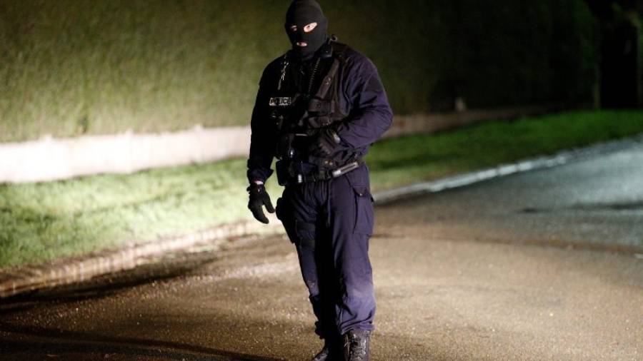 Un policía hace guardia en la carretera esta pasada noche, en la búsqueda de los autores del atentado en París. Foto: EFE