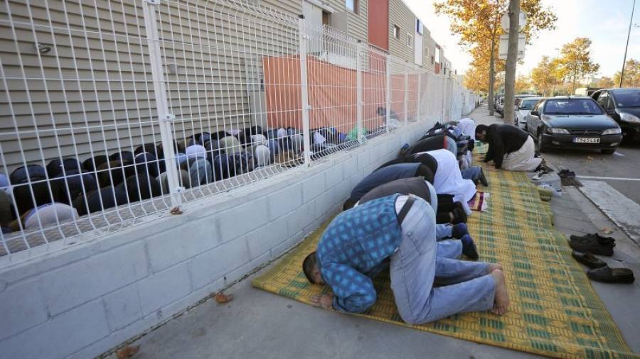 Fieles musulmanes, rezando en la calle de la mezquita el pasado mes de diciembre. Foto: alfredo gonzález/dt
