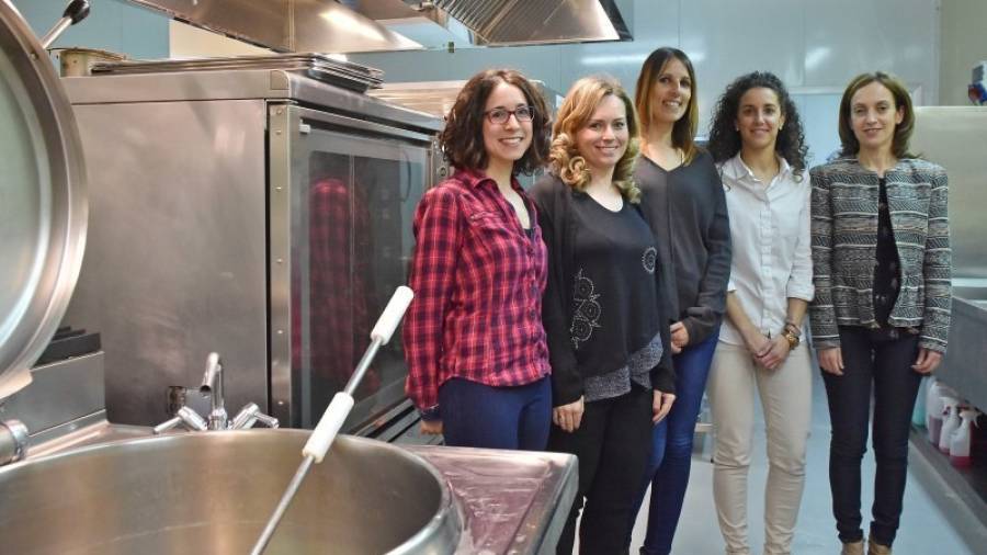El personal de oficina de Mediterrània Menjars, en la cocina de esta empresa en el polígono Agro-Reus. Foto: Alfredo González
