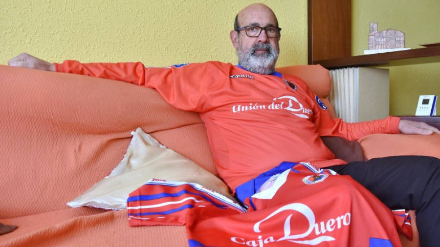 Salvador Rubio ha atendido al Diari en su domicilio de Reus, donde posee dos camisetas del Numancia. Foto: Alfredo González