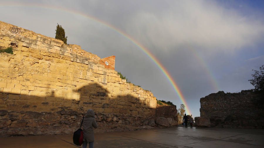Arc de Sant Mart&iacute; con las Murallas romanas de Tarragona. FOTO: Carme Casanovas