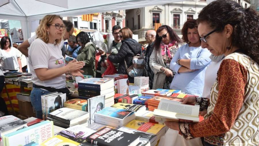 La Lliberia El Pupitre fa cinc anys que hi és per Sant Jordi, exposant un ampli catàleg de llibres. Foto:alfredo gonzález. Foto: Alfredo González
