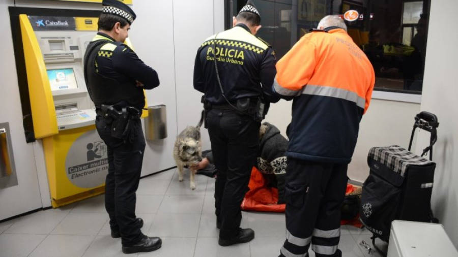 Pla general d'efectius de la Guàrdia Urbana de Tarragona i de Protecció Civil atenent un sensesostre que ha passat la nit a l'interior d'un caixer. Foto: ACN