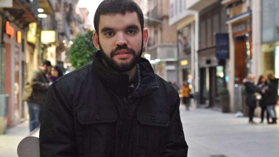 Andreu Agredano es militante de EUiA en Reus. Tiene 24 años y está en el paro. Foto: Alfredo González