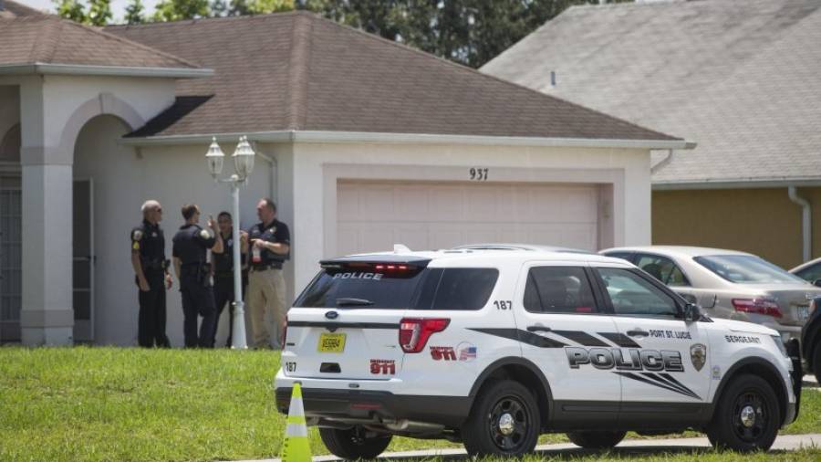 Varios agentes, a la puerta del domicilio de Omar Mateen, en la localidad de Port St. Lucie (Florida). Foto: ryan stone