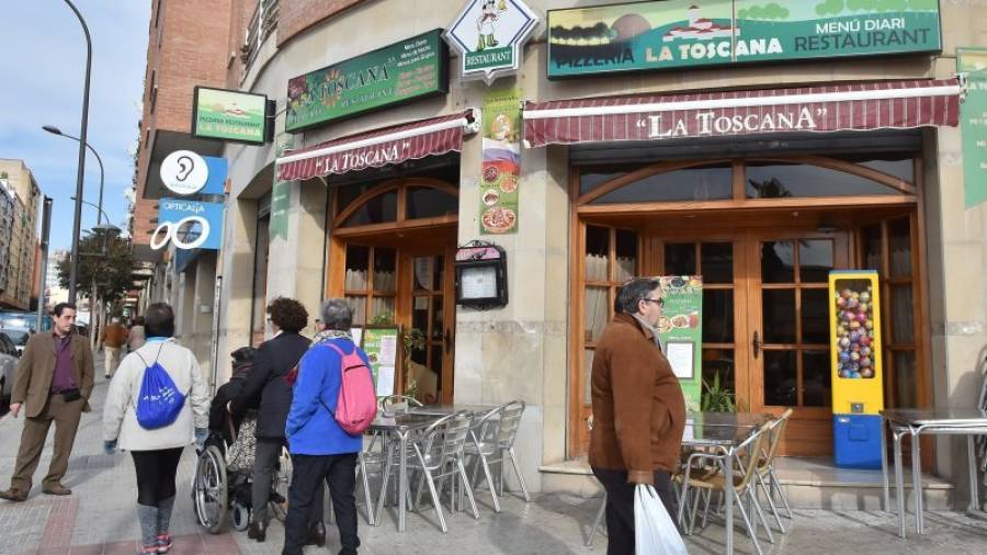 Los mossos detuvieron al presunto ladrón a la salida de esta pizzería en la madrugada del lunes. Foto: A. González