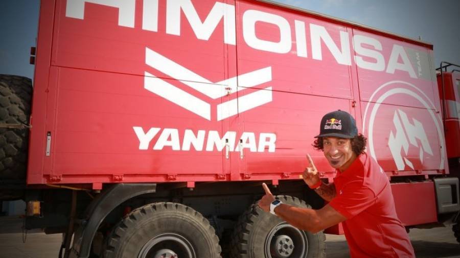 Cervantes, junto al camión de asistencia del equipo Himoinsa con el que acudirá al Dakar. Foto: Himoinsa Team
