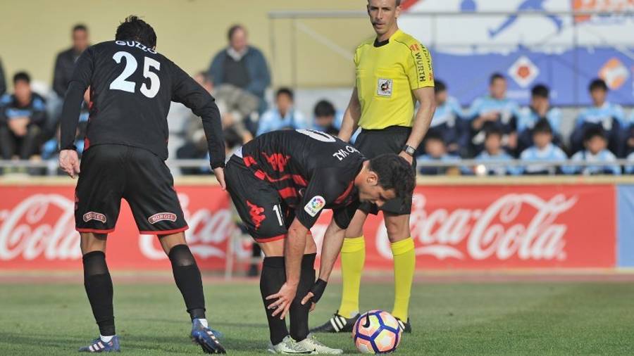 Ricardo se dispone a tirar el penalti y Guzzo le anima. Foto: Alfredo González