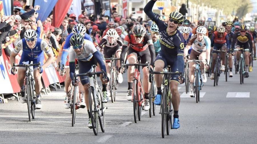 El sudafricano Daryl Impey celebra el triunfo de etapa, junto a Alejandro Valverde y el resto de ciclistas que lucharon al sprint. Foto: alfredo gonzález