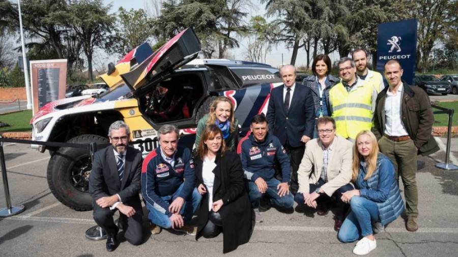 Carlos Sainz y el Peugeot 3008 DKR, con los equipos del Grupo PSA.