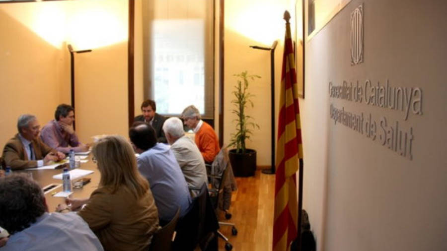 Pla general de la reunió de la mesa de seguiment dels casos d'enterovirus a Catalunya, presidida pel conseller Antoni Comín, amb un cartell del Departament de Salut a la paret. Foto: ACN