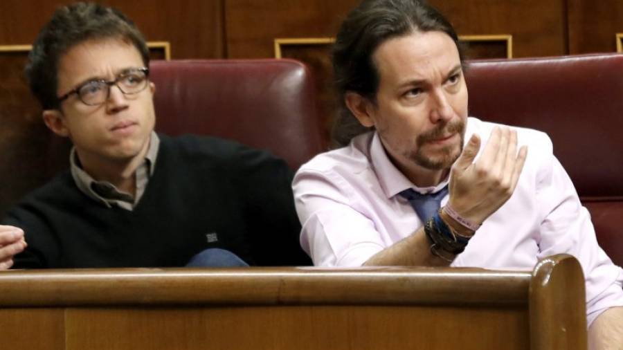 El líder de Podemos, Pablo Iglesias,d., durante la sesión de control al Gobierno que se celebra en el Congreso de los Diputados