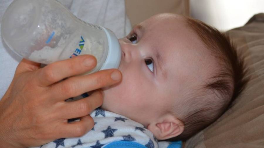 Los bebés que participa en el estudio deben consumir leche de crecimiento. Foto:URV