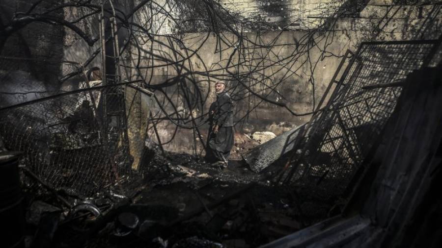 Un hombre observa los restos calcinados de una vivienda después de un bombardeo aéreo en Douma (Siria). Foro: EFE