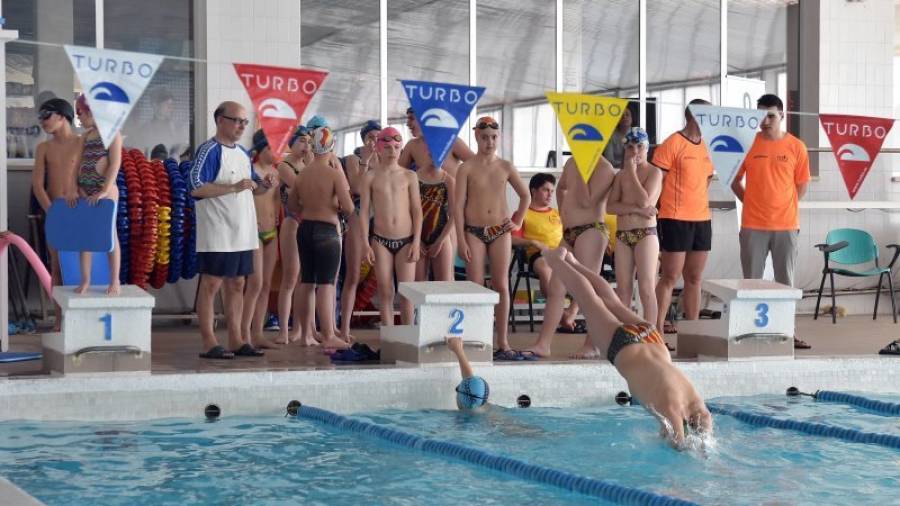 En las 12 horas de natación solidaria participaron nadadores de diferentes puntos de la provincia. Foto: A.González