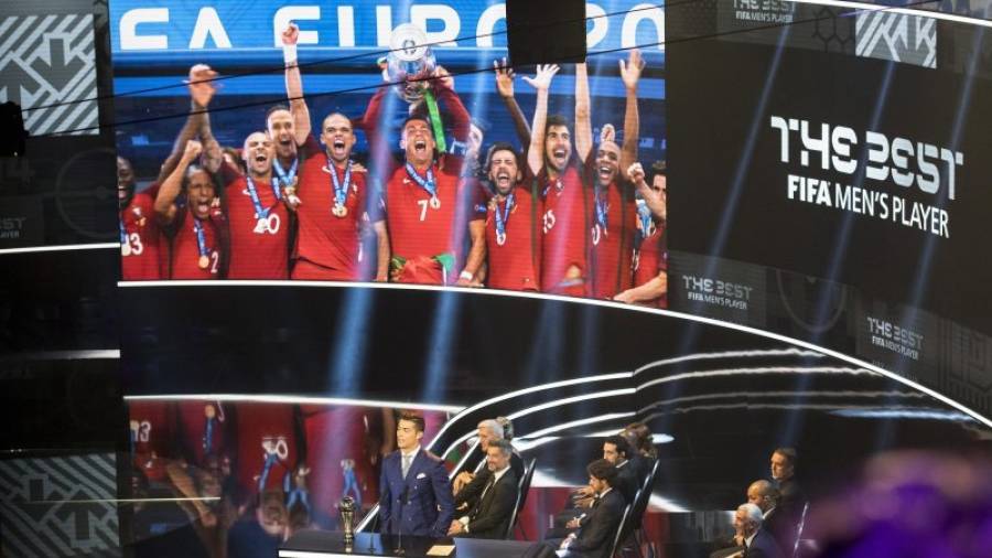 La selección de Portugal, últimos camepones de Europa, durante la celebración ayer de la gala de la Fifa. Foto. EFE
