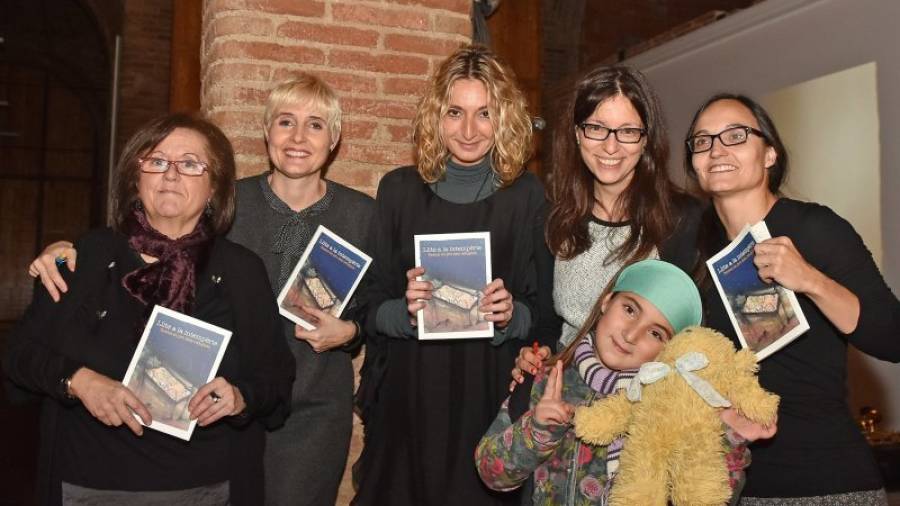 Montse Farrés, Marta Magrinyà, Fina Veciana, Txell Granados i Agnès Toda van presentar el llibre el passat dimecres. Foto: Alfredo González.