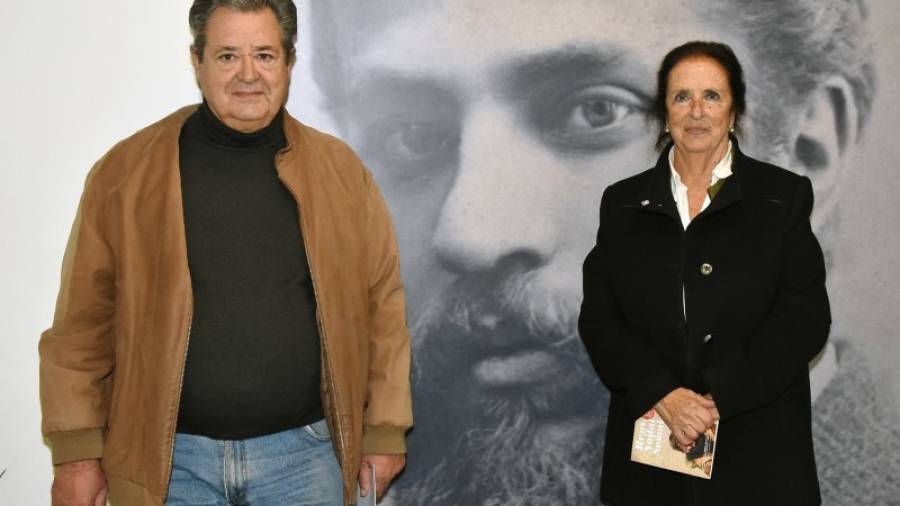 Gaudí i Garcia amb una foto de l´arquitecte. Foto: Alfredo González