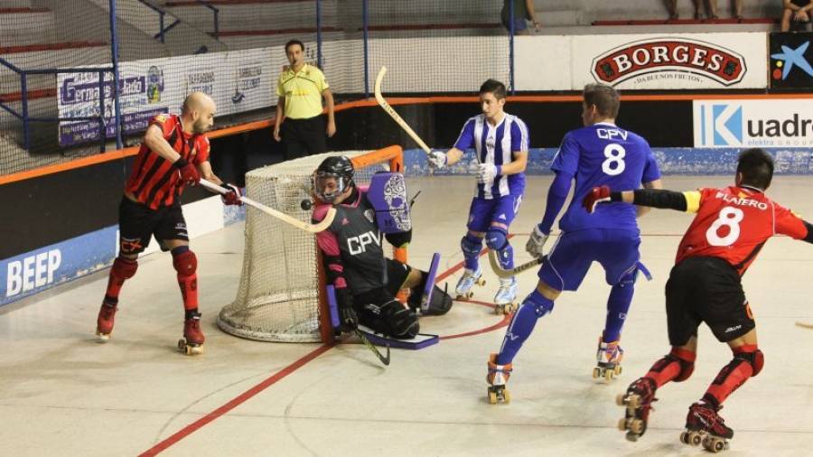 Raúl Marín intenta superar al meta visitante durante el partido de ayer. Foto: Alba Mariné
