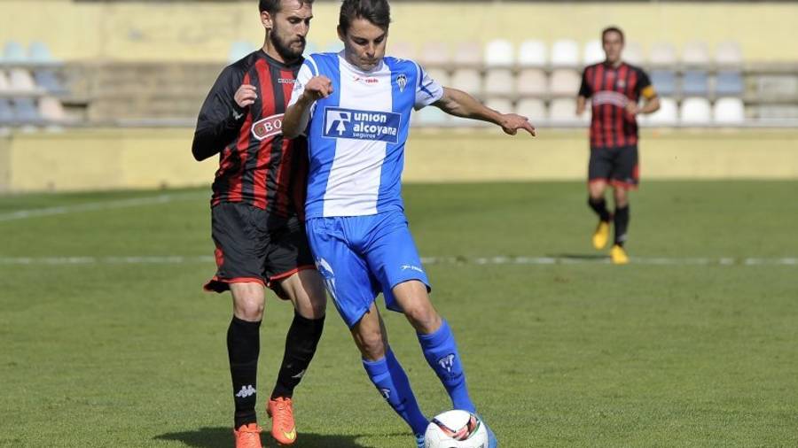 Benito, a la izquierda, intenta frenar a un rival del Alcoyano. Foto: Alfredo González