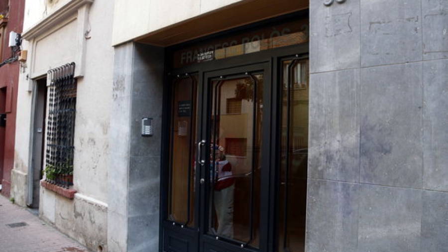 Portal de l'edifici on vivia la dona que ha estat apunyalada per la seva parella, al carrer de Francesc Bolós,