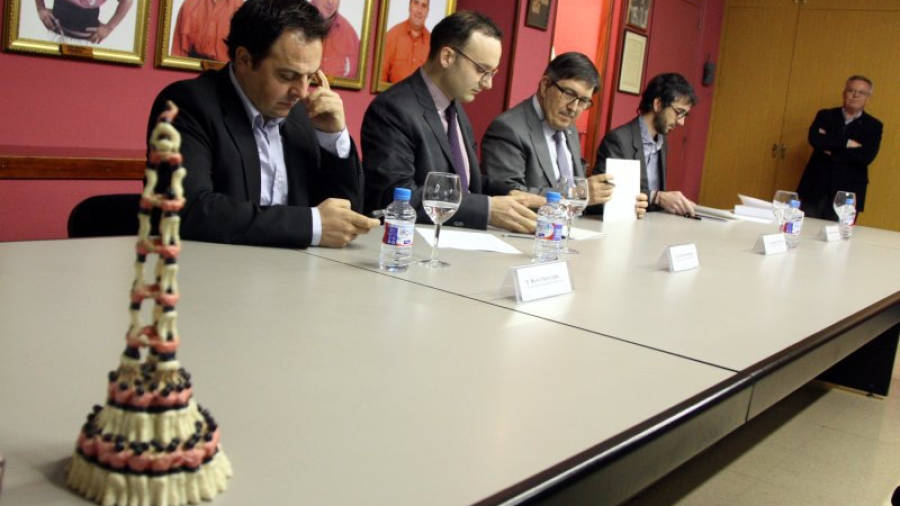 Els dirigents de la Colla Vella, el rector de la URV i l'investigador Alex Cervelló durant la signatura del conveni. Foto: ACN