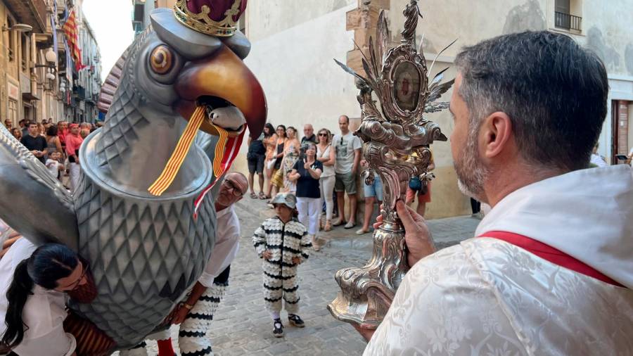 L’Àliga de Valls ballant davant la relíquia de Sant Joan en una Festa Major. FOTO: Alfredo González