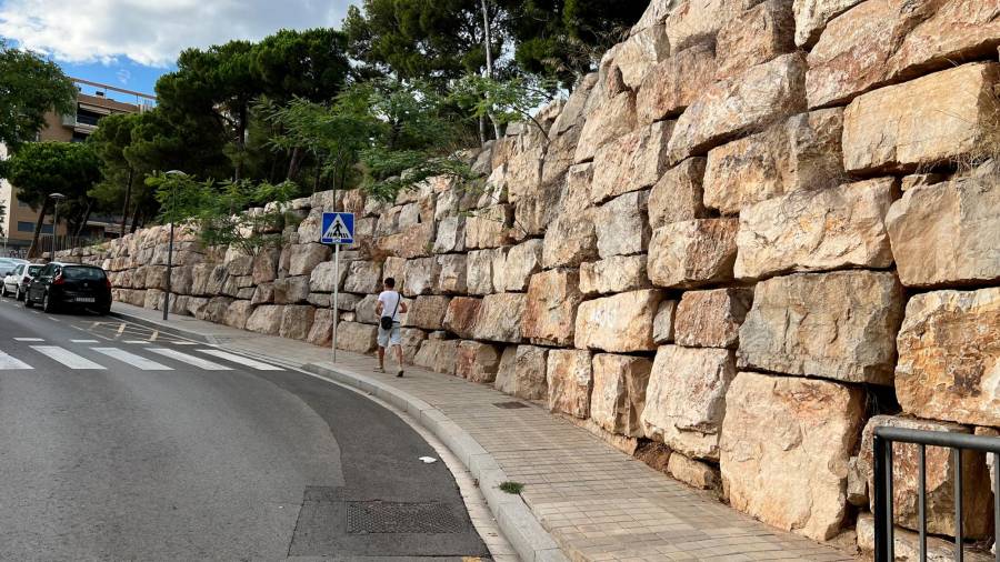 El aspecto que muestra actualmente la pared de piedra que discurre por la calle Sol i Ortega. Foto: Alfredo González