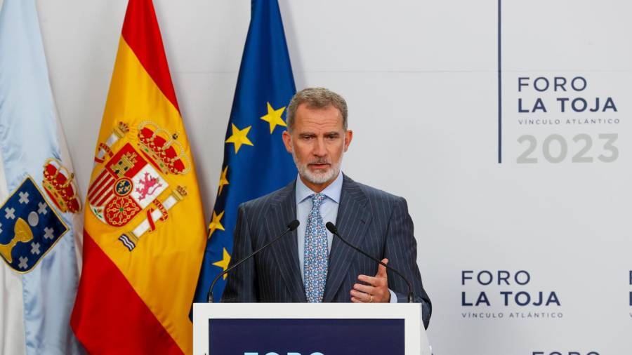 El rey Felipe VI interviene durante la inauguración de la quinta edición del Foro La Toja-Vínculo Atlántico, este jueves en O Grove. Foto: EFE