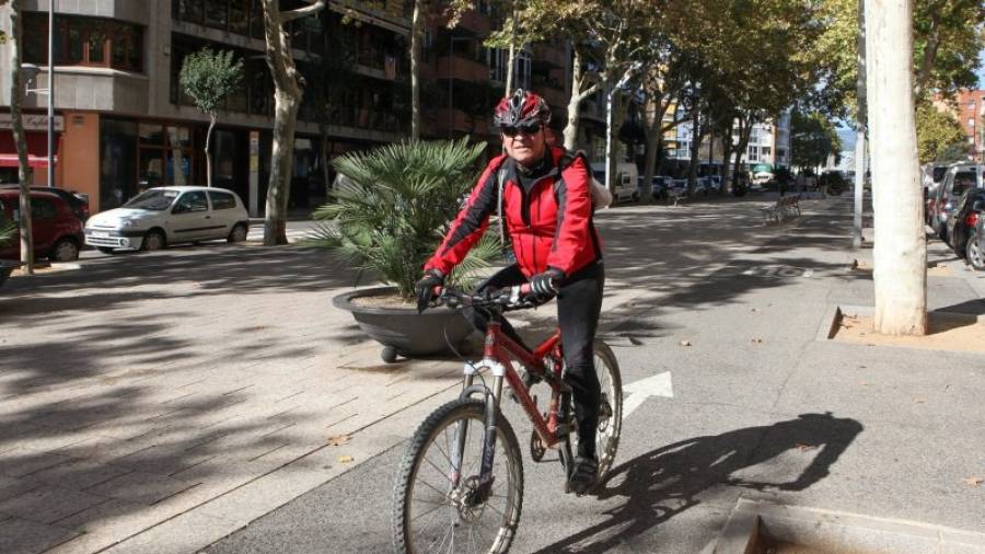 Un ciclista circulando ayer al mediodía por la zona de los paseos de Reus. Foto: Alba Mariné