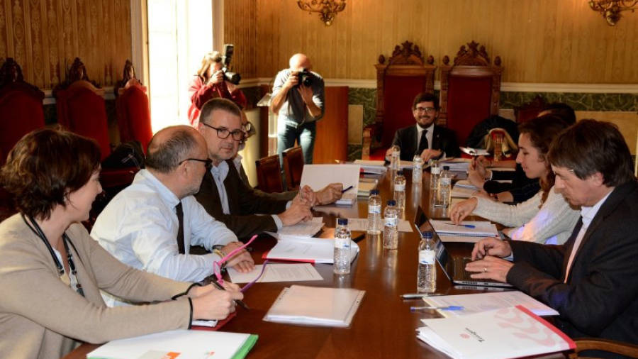 Pla general de la primera reunió de la Comissió Informativa de Seguiment dels Jocs Mediterranis, a l'Ajuntament de Tarragona. Foto: ACN