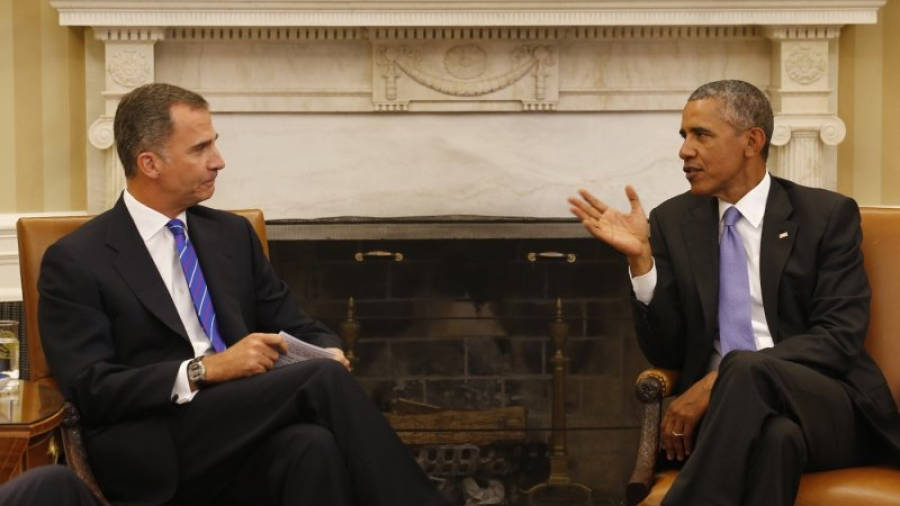 El rei Felip VI escolta les explicacions del president nord-americà, Barack Obama, en una fotografia al despatx oval presa el 15 de setembre del 2015. Pla mig. Foto: ACN