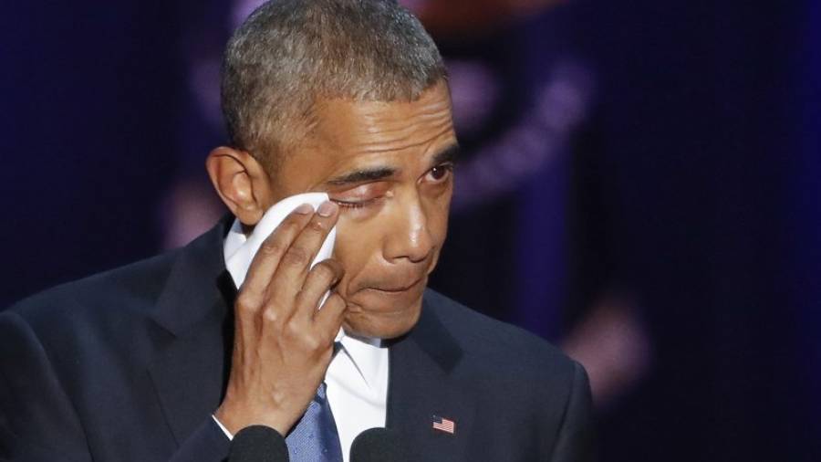 El presidente de los Estados Unidos, Barack Obama, se seca las lágrimas durante su discruso de despedida en el McCormick Place de Chicago, Estados Unidos. Foto: EFE