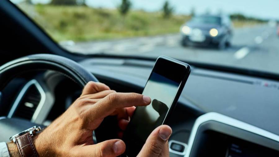 La reforma de la Ley de Tráfico, que se encuentra actualmente en tramitación parlamentaria, prevé incrementar de 3 a 6 los puntos a detraer por conducir sujetando con la mano dispositivos de telefonía móvil.