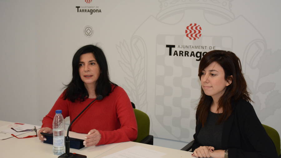 La regidora Ana Santos i la responsable del Club dels Tarraconins, Elena Gavald&agrave;.