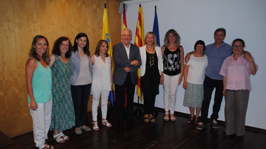 Foto de família dels professors jubilats a l'Ajuntament de Vila-seca.