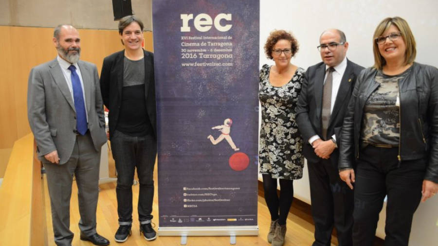 El director del REC, Javier Garcia Puerto -el segon per l'esquerra-, al costat de Javier Muniáin, Carme Puig, el regidor Josep M. Prats i M. Glòria Olivé, com a impulsors del festival, durant la seva presentació, el 9 de novemb