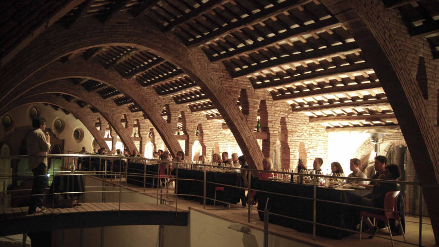 Interior de la Vinícola de Nulles, de l'arquitecte Cèsar Martinell