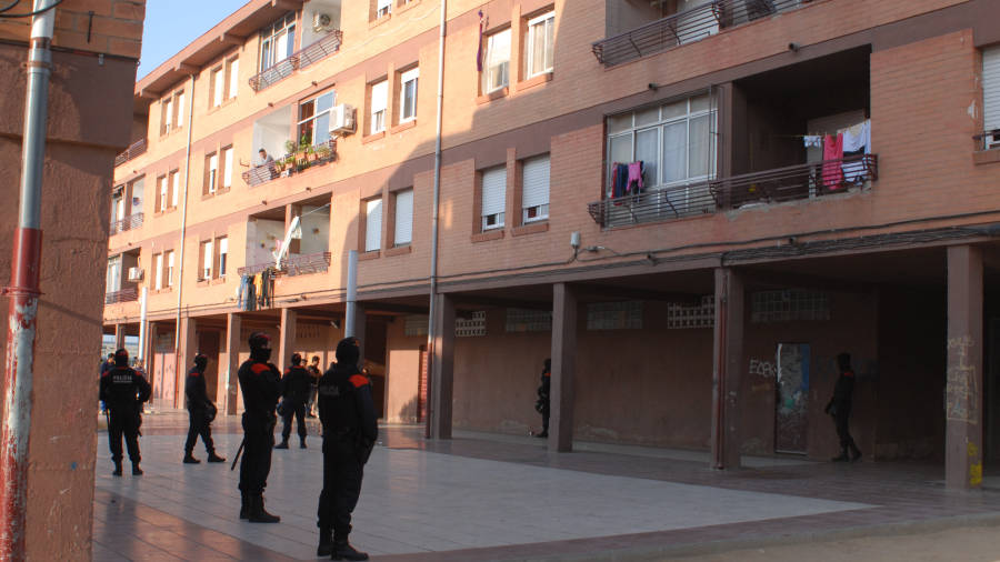 Más de 70 agentes de los Mossos d’Esquadra y de la Guàrdia Urbana se desplegaron en los pisos a registrar. FOTO: