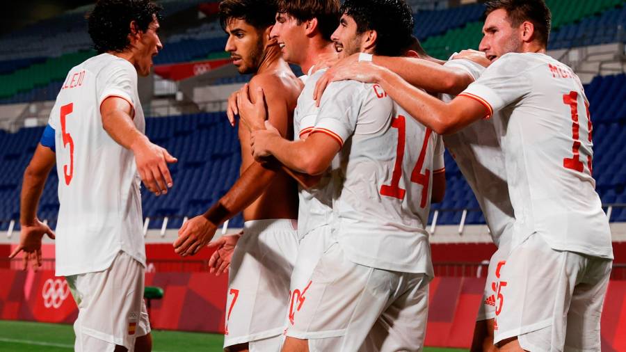 Los jugadores de la selección celebran el gol conseguido por Asensio. Foto: EFE