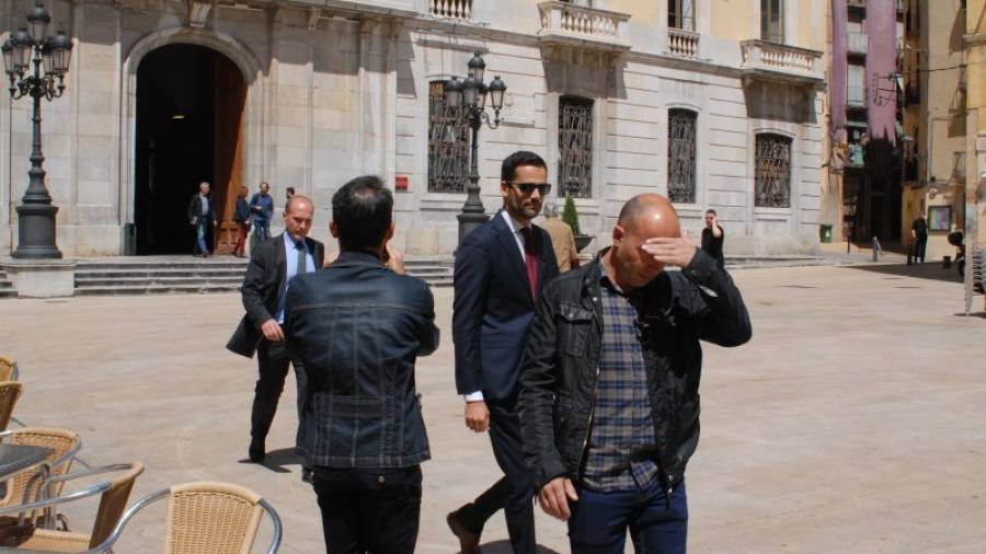 La comisión judicial, con el juez al frente, saliendo del Ayuntamiento de Tarragona después de un registro. Foto: dt
