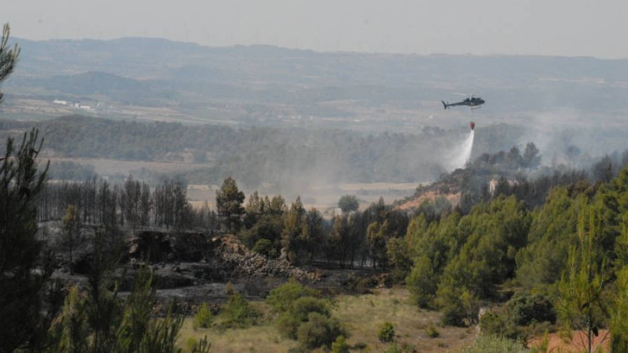 Un helicòpter descarregant aigua per lluitar contra l'incendi. Foto: Àngel Juanpere