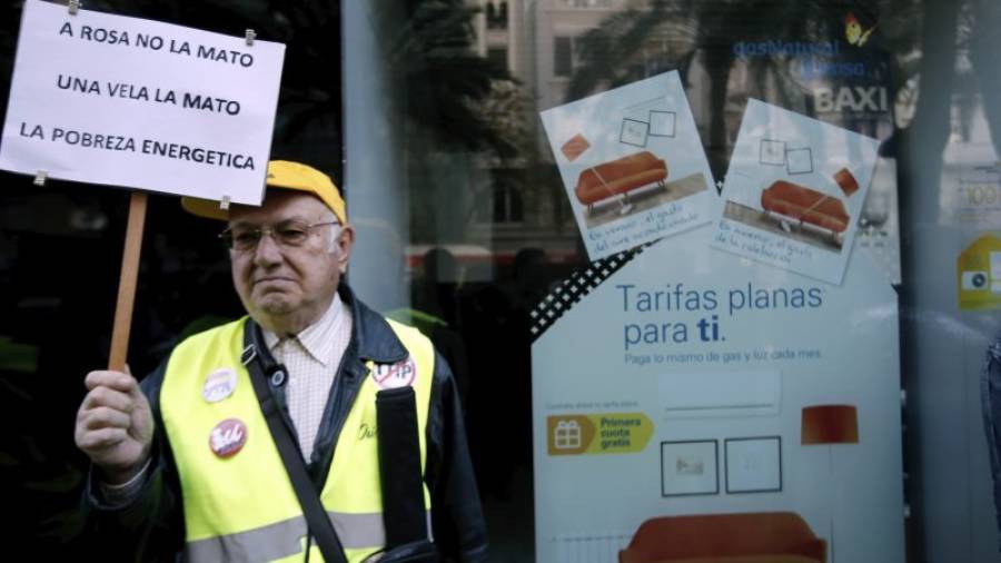 El pasado fin de semana se convocaron concentraciones ante las puertas de sedes de Gas Natural Fenosa en toda España. EFE