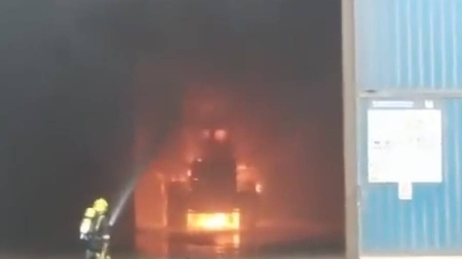 Los bomberos apagan las llamas del incendio en el Port de Tarragona
