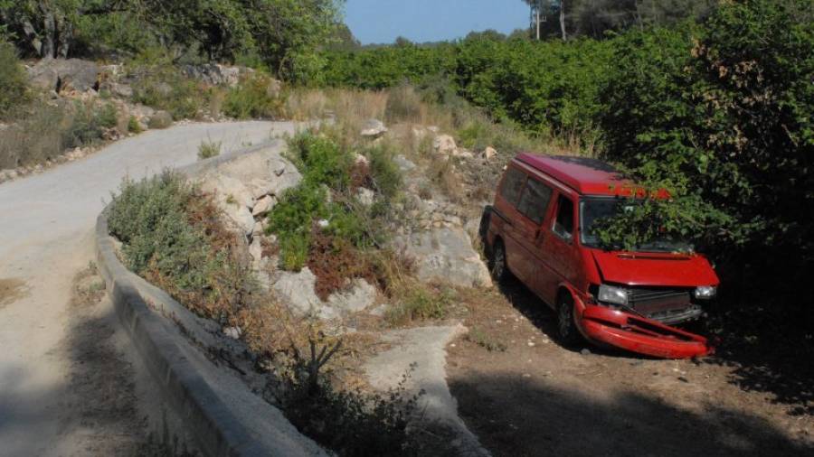 Estado en que quedó la furgoneta tras salirse del camino asfaltado. Foto: Àngel Juanpere